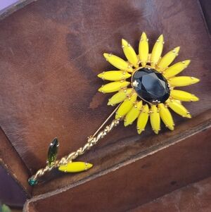 Beautiful Vintage Weiss Bright Yellow Daisy Brooch
